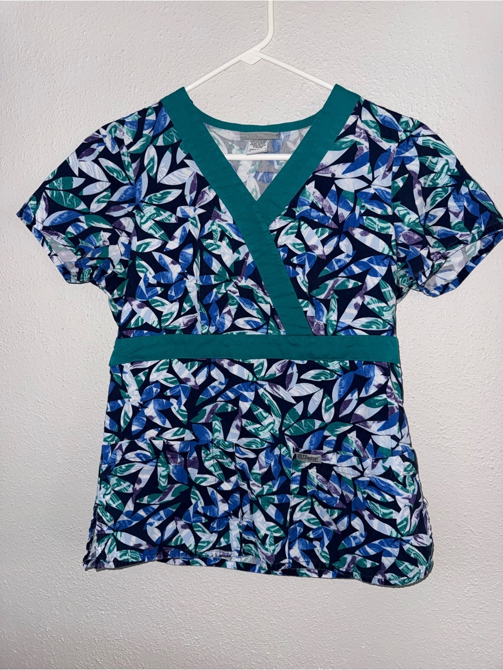 Grey's Anatomy Teal Trim V-Neck Leaf Print Scrub Top